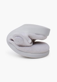Papuc alb, pliabil, cu un capac din plasă texturată, talpă moale și formă curbată, conceput pentru confort și depozitare ușoară.