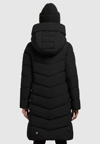 Giacca nera imbottita con design a chevron, dotata di cappuccio, maniche lunghe e un dettaglio con logo vicino all'orlo. Tessuto liscio e taglio a lunghezza completa.