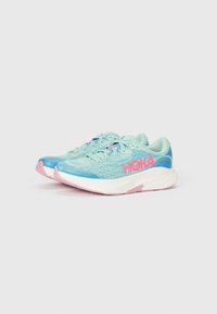Baskets de course bleu clair avec un upper en mesh respirant, des accents et un logo roses, une semelle intermédiaire blanche rembourrée et une semelle extérieure en caoutchouc.