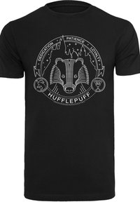 Melns kokvilnas T-krekls ar baltu līniju zīmējumu ar pūci, ko ieskauj teksti: "Veltījums, Pacietība, Uzticība" un "Hufflepuff".