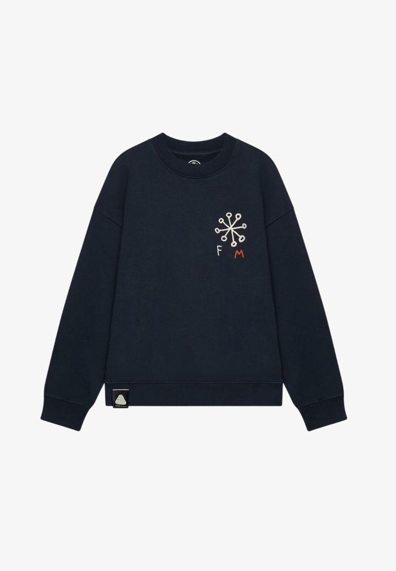 Felpa blu navy in cotone, con collo rotondo, spalle abbassate e un design ricamato con accenti "F" e "M" sul davanti.
