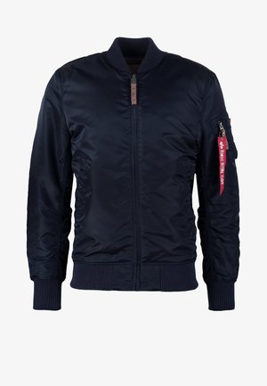 Marine bomberjack gemaakt van glad nylon, met ribgebreide boorden en zoom, een ritssluiting aan de voorkant en een zijzak met een rood stoffen label.