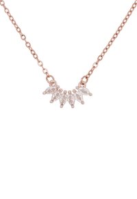 Collana in oro rosa con un arrangiamento centrale di sei pietre tagliate a marquise, che mette in risalto un design delicato e strutturato.