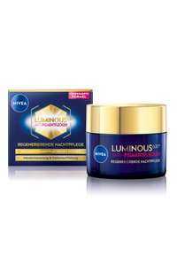 NIVEA Luminous 630 Anti-Pigment-Nachtcreme in einem runden, dunkelblauen Glas mit einem goldenen Deckel. Enthält eine gold- und blaufarbene Schachtel mit Produktdetails.