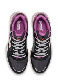 Zwarte en grijze sport sneakers met een mesh bovenwerk, roze accenten, witte veters en getextureerde rubberen zolen. Logo op de tong en zijkant.