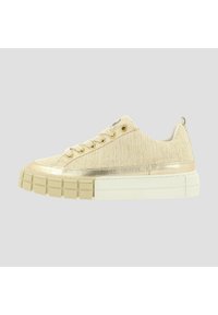 Sneaker beige con upper in tessuto a righe, dettagli metallici dorati, punta rotonda, sei occhielli, suola spessa color crema e battistrada testurizzato.