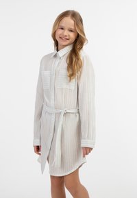 Kleid: leichtes, gestreiftes Gewebe in Weiß und pastellfarbenen Tönen, knöpfbarer Vorderseite, zwei Brusttaschen, taillierter Schnitt, lange Ärmel mit Manschettendetails.