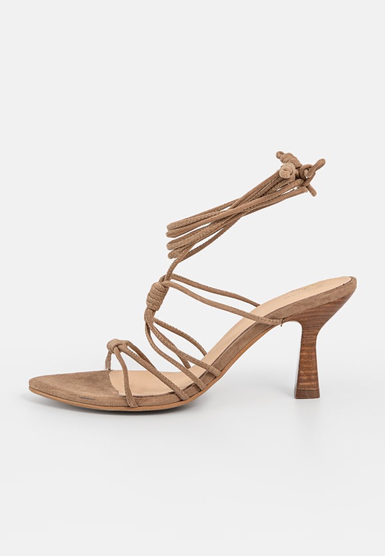 ALOHAS Sandalen met hoge hak zandkleur ALOHAS Sandalen met hoge hak zandkleur