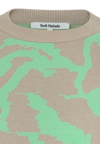Pull en maille beige et vert menthe avec motif abstrait et col rond côtelé, étiquette "Soft Rebels" à l'intérieur du col.
