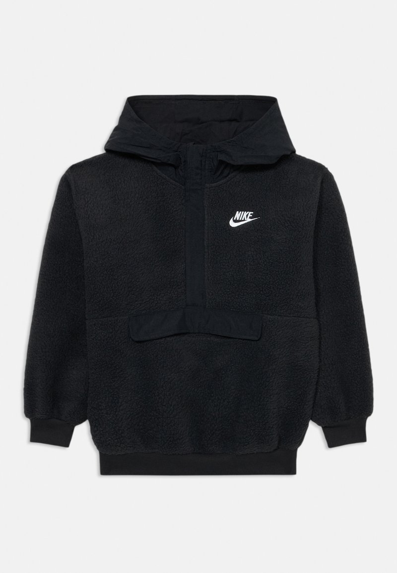 Melnas Nike vilnas kapuce ar pusi rāvējslēdzēju, kangaru kabatu, ribotām aprocēm un baltu Nike logotipu kreisajā krūtī.