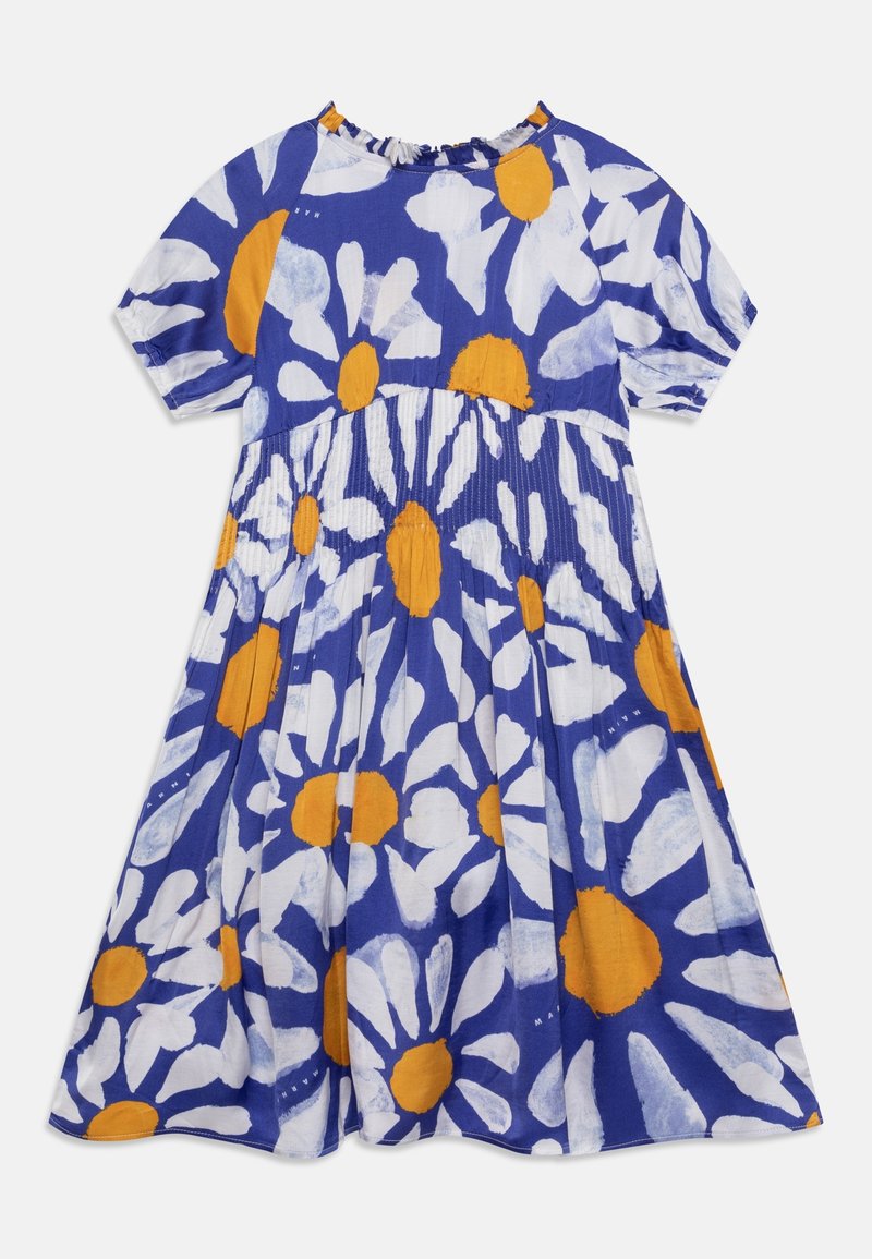 Robe bleue à manches courtes avec de grands motifs de marguerites blanches et orange et une taille froncée.