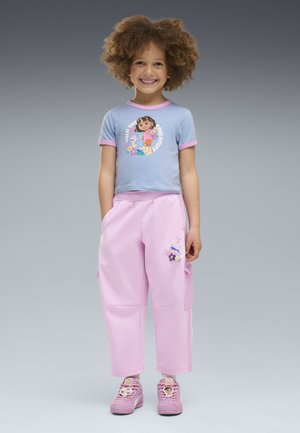 Puma, PUMA X DORA THE EXPLORER SLIM RINGER-T-SHIRT - T-shirt con stampa - chambray blue