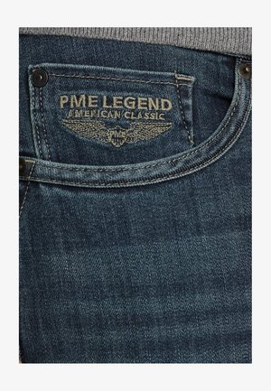 Blauwe denim jeans met een marineblauwe tailleband. De achterzak toont het "PME Legend" logo in beige stiksel, met een gevleugeld embleem.