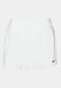 Fehér sportos szoknya sima textúrával, rugalmas derékkal és fekete Nike logo-val a jobb alsó oldalon. Aktív viseletre tervezve.