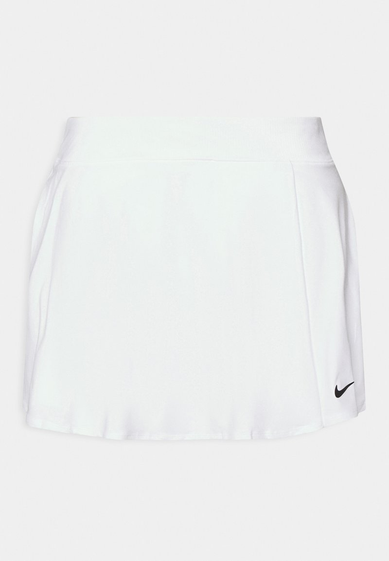 Fehér sportos szoknya sima textúrával, rugalmas derékkal és fekete Nike logo-val a jobb alsó oldalon. Aktív viseletre tervezve.