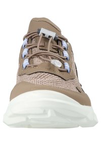 Sneaker beige in rete con suola bianca spessa, lacci elastici marroni e asole blu e bianche, vista frontale.