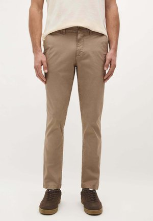 Khaki chino's met een slim fit, gemaakt van duurzaam katoen. Voorzien van zijzakken, een knoopsluiting en gestikte details.