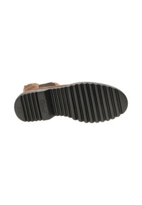 Bruine suède enkelboots met een zwarte rubberen zool. De zool heeft ribbels voor grip en het bovenwerk heeft een gladde textuur.