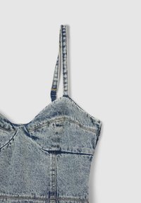 Denimkleid mit Spaghettiträgern, hellblaue Farbe, taillierter Oberteil mit gerafftem Detail am Ausschnitt und sichtbaren Stichakzenten.