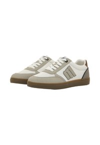 Zapatillas beige y blancas hechas de ante y textil, con una suela de goma, diseño de cordones y un sutil acento de logo en el costado.