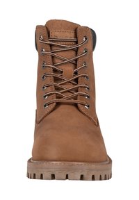 Bottes de cheville en cuir marron avec bout rond, doublure en tissu, œillets en métal et semelle en caoutchouc texturée. Présente des lacets marron et une tige lisse.