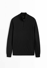 Pull-over noir en maille, doté d'un col montant avec une courte fermeture éclair et de manches longues. Texture lisse et unie.