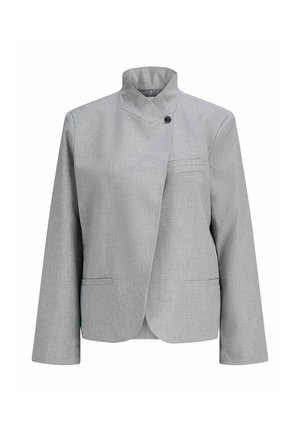 Veste cintrée gris clair avec un col croisé montant, un unique bouton noir, des manches longues et des poches passepoilées sur fond blanc.