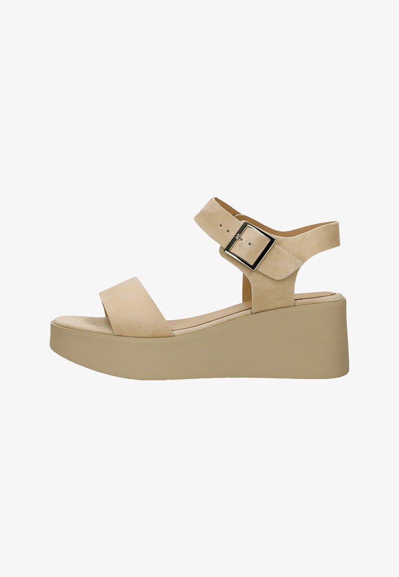 Sandale compensée beige avec une semelle épaisse, bout ouvert, bride à la cheville et grande boucle carrée en métal pour ajustement.