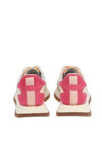 Sneakers med ett beige tygöverdel, rosa mocka på hälen och orange interiör. Har en strukturerad sula och randiga tygdetaljer.