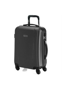 Maleta dura negra con un acabado texturizado, asa retráctil, cuatro ruedas y un asa lateral. Cuenta con un cierre de cremallera y un logotipo.