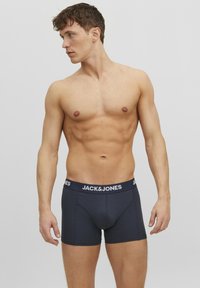 Dunkelblaue Boxershorts mit einem schwarzen Bund, auf dem "JACK & JONES" steht. Sie bestehen aus weichem Material, bieten einen angenehmen Sitz und haben keine sichtbaren Muster.