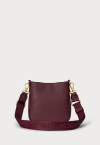 Burgundijas ādas rokassoma ar strukturētu virsmu, izliekta forma un zeltainas detaļas. Ietver auztu siksnu ar logotipa dizainu.