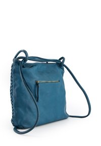 Blauwe leren crossbodytas met een geweven zijkant, een ritszak aan de voorkant en twee verstelbare banden. Glad oppervlak en zachte afwerking.