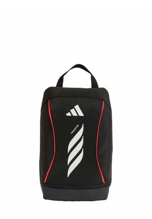 Zwarte sporttas met rode zijstrepen, wit Adidas-logo en "Predator" tekst op de voorkant, voorzien van een bovenste draaghendel en een met rits afsluitbaar bodemvak.