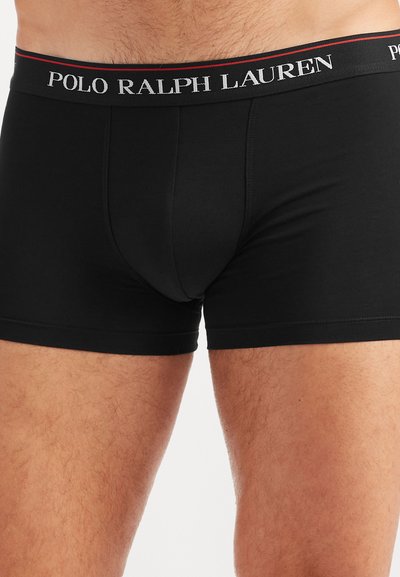 Boxeri negri din material elastic, având o talie contrastantă roșie și albă cu logo-ul "POLO RALPH LAUREN". Textură netedă.
