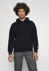 Carhartt WIP - HOODED CHASE - Kapuzenpullover - dark navy/gold Thumbnail-Bild 1