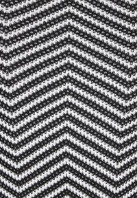 Textil cu un model în zigzag alb-negru, prezentând o textură țesută cu rânduri ridicate care creează adâncime și interes vizual.