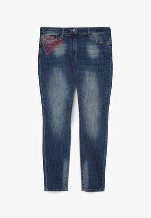 Tummansiniset haalistuneet kapeat farkut, joissa on etutaskut, vyölenkit, napillinen kiinnitys ja punainen sydämenmuotoinen graffitikuva vasemman reiden yläosassa.