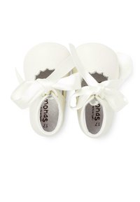 Weiße Lederbabyschuhe mit gewellten Kanten und Satinbändern, die am Knöchel gebunden sind. Weiche Innenauskleidung mit aufgedrucktem Markennamen.