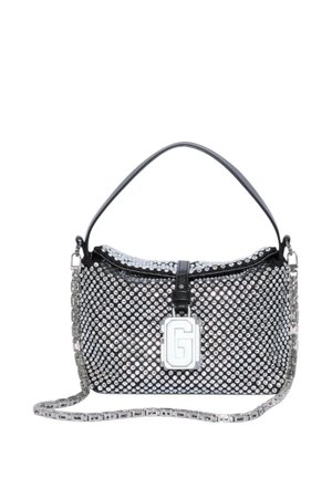 Sort håndtaske dækket med sølv nitter, med en stor sølv "G" emblemer og en sølv kædestrop mod en hvid baggrund.