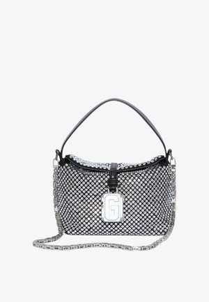 Sort håndtaske dækket med sølv nitter, med en stor sølv "G" emblemer og en sølv kædestrop mod en hvid baggrund.