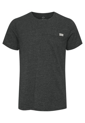 Tumši pelēks kokvilnas T-kreklis ar apaļu kakla izgriezumu, īsām piedurknēm un diskrētu krūšu kabatas birku. Mīksta tekstūra un brīva piegriezuma.