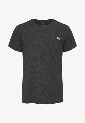 Mørk grå bomulls T-skjorte med rund hals, korte ermer og en diskret lapp på brystlommen. Myk tekstur og avslappet passform.