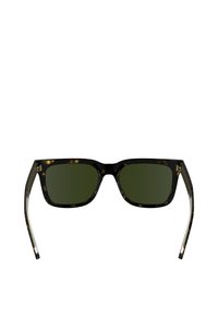 Occhiali da sole tortoise neri con lenti verdi, montatura quadrata, aste spesse e sottili dettagli in metallo dorato. Materiale in plastica con finitura lucida.