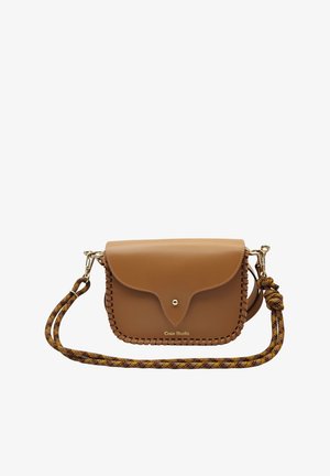 Petit sac bandoulière en cuir beige avec un bord tressé, une fermeture à rabat, des accessoires dorés et une large sangle marron à motif.