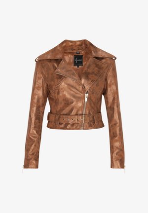 Smeđa faux kožna skraćena jakna s širokim ovratnikom, asimetričnim patentnim zatvaračem i remenom u struku. Glatka tekstura i vidljive šavove.