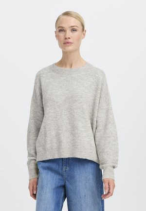 Hellgrauer, weicher Strickpullover mit rundem Halsausschnitt und lockerer Passform. Er hat gerippte Bündchen und einen gerippten Saum und wird mit blauen Jeans kombiniert.