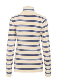 Jersey beige de cuello alto con mangas largas que presenta rayas horizontales azules en la espalda y en los brazos.
