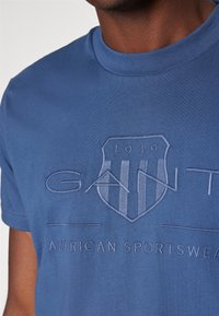 GANT TONAL SHIELD - Triko s potiskem - dunkelblau