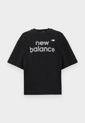 Schwarzes Kurzarm-T-Shirt mit weißem "new balance" Schriftzug und kleinem "NB" Logo auf der Brust, vor neutralem Hintergrund präsentiert.
